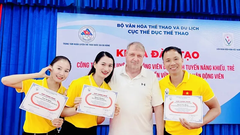 Cựu VĐV Trần Mai Hạnh, Nguyễn Thị Oanh và Nguyễn Văn Hùng đang được tin tưởng nhận nhiệm vụ làm công tác huấn luyện chuyên môn ở tuyển điền kinh trẻ Việt Nam. Ảnh: MINH MINH