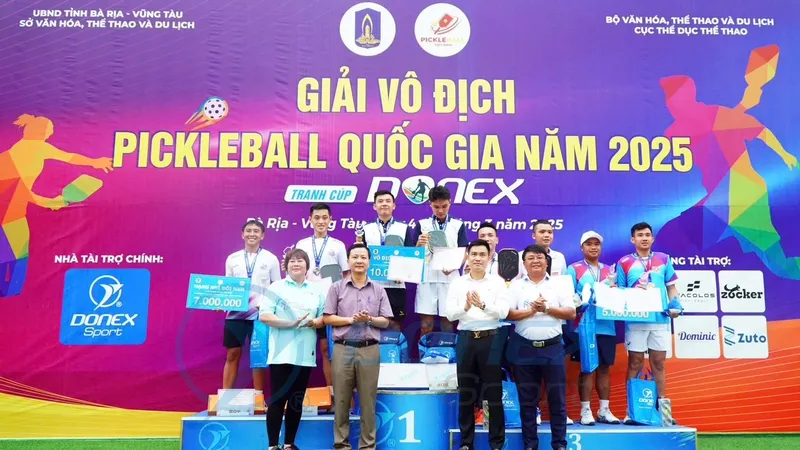 Lý Hoàng Nam và Trịnh Linh Giang giành được HCV đôi nam dưới 35 tuổi tại giải vô địch quốc gia 2025. Ảnh: MINH MINH