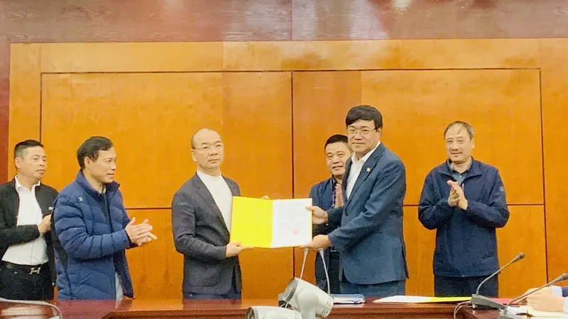 Lãnh đạo Cục TDTT Việt Nam thực hiện công tác bổ nhiệm cán bộ quản lý Phòng thể thao thành tích cao. Ảnh: MINH MINH
