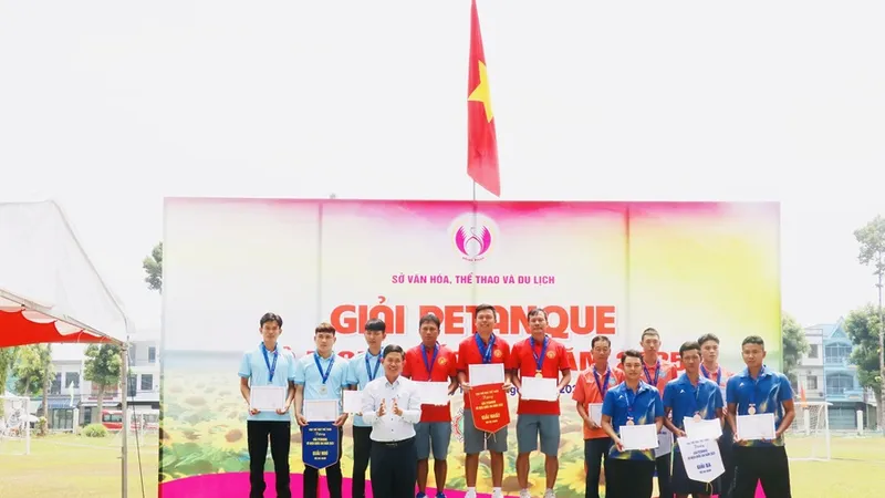 Ban tổ chức trao giải cho VĐV đạt kết quả cao nhất trong nội dung thi đấu. Ảnh: ĐOÀN TUẤN