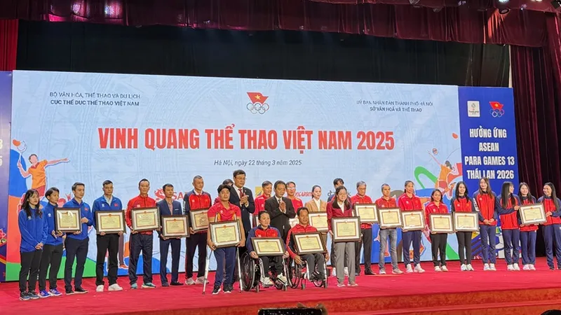Các VĐV đã được khen thưởng trong chương trình "Vinh quang thể thao Việt Nam 2025". Ảnh: MINH MINH