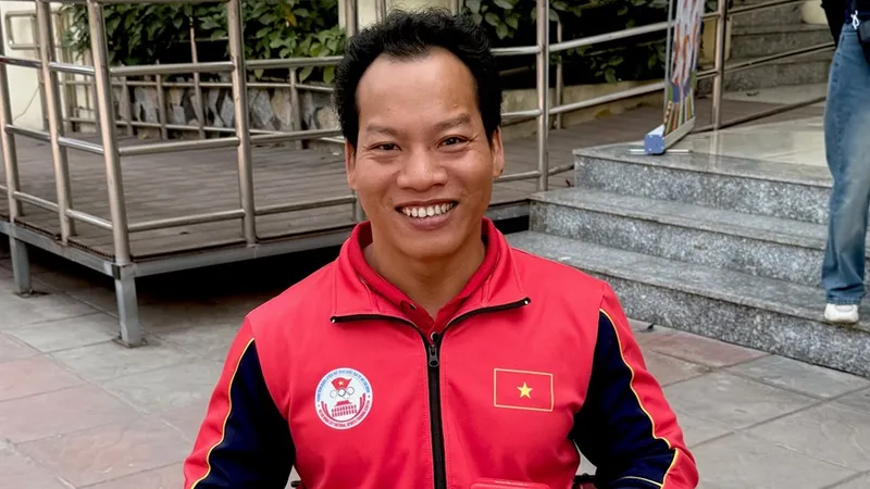 Lực sỹ Lê Văn Công đã vinh dự được nhận Huân chương Lao động hạng Ba. Ảnh: MINH MINH