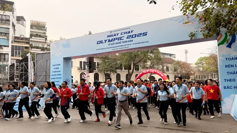 Đông đảo mọi người đã tham gia Ngày chạy Olympic 2025 tại Hồ Hoàn Kiếm (Hà Nội). Ảnh: MINH MINH