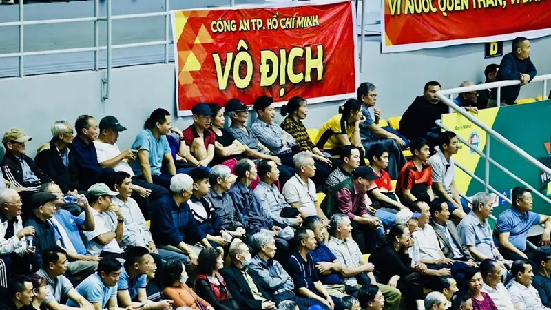 Khán giả ngồi kín khán đài cổ vũ càng tạo thêm không khí sôi nổi cho cầu thủ dưới sàn đấu. Ảnh: DŨNG PHƯƠNG