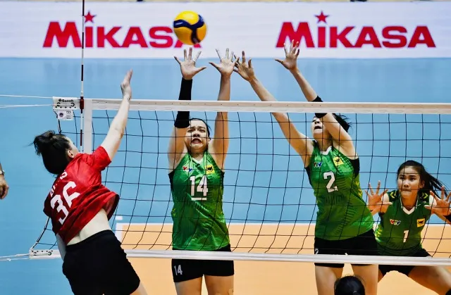 Chuyền 2 Võ Thị Kim Thoa (14) là người chơi phòng thủ tốt trên lưới đồng thời chuyền bóng hiệu quả cho đồng đội tấn công ghi điểm. Ảnh: DŨNG PHƯƠNG
