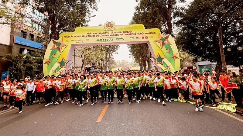 Gần 2.000 người đã tham gia Ngày chạy Olympic - Vì an ninh Tổ quốc năm 2025. Ảnh: MINH MINH