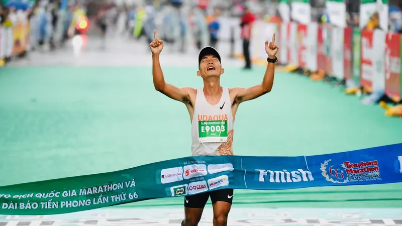 Hoàng Nguyên Thanh đã bảo vệ vị trí số 1 nội dung marathon - 42km nam tại giải. Ảnh: NHƯ Ý
