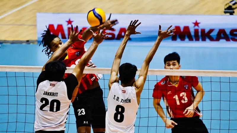 Cầu thủ Thể Công Tân Cảng và Biên Phòng MB đã cống hiến trận bán kết đầy kịch tính cho khán giả. Ảnh: DŨNG PHƯƠNG
