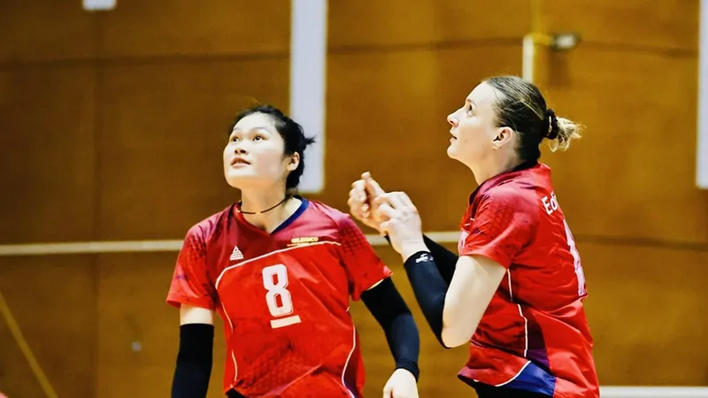 Chủ công Nguyễn Thị Uyên (8) sẽ được tập trung đội tuyển bóng chuyền nữ Việt Nam năm 2025. Ảnh: DŨNG PHƯƠNG