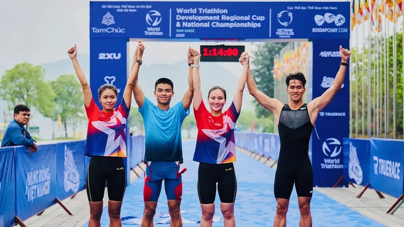 Các VĐV của đội tiếp sức hỗn hợp aquathlon Đà Nẵng đã giành HCV đầu tiên tại giải năm nay. Ảnh: TRIATHLONVN