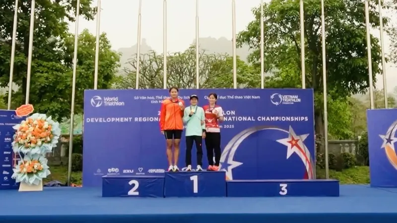 Nguyễn Thị Kim Cương (giữa) tiếp tục vô địch nội dung aquathlon cá nhân nữ tại giải vô địch quốc gia năm nay. Ảnh: TRIATHLONVN