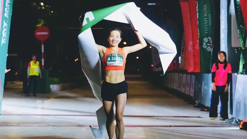 Nguyễn Thị Oanh về nhất cự ly 21km nữ tại giải Tay Ho Half Marathon 2025. Ảnh: THHM