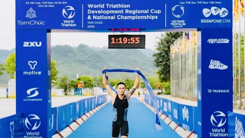 Lâm Quang Nhật giành HCV nội dung triathlon cá nhân nam tại giải vô địch quốc gia 2025. Ảnh: TRIATHLONVN