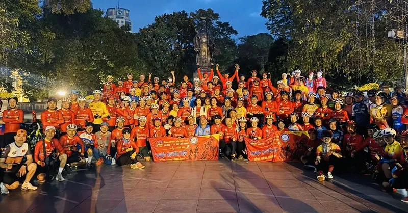 Đoàn đua đã làm lễ xuất quân tại Hà Nội rạng sáng ngày 17-4. Ảnh: VCF