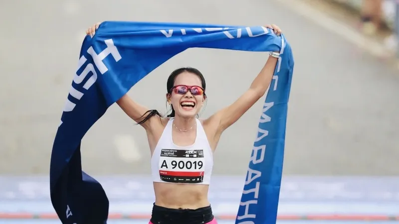 Phạm Thị Hồng Lệ đã chiến thắng tại cự ly marathon - 42km sau khi vượt qua Hoàng Thị Ngọc Hoa. Ảnh: VMT