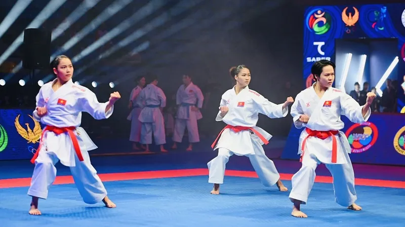Đội kata nữ của tuyển karate Việt Nam thi đấu tại trận chung kết và giành HCV. Ảnh: AKF