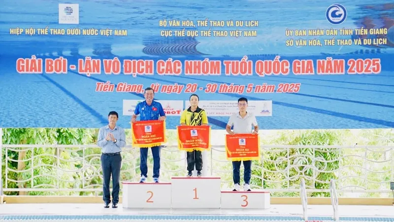 Ban tổ chức đã trao cờ lưu niệm cho các đoàn dẫn đầu tại lễ bế mạc giải. Ảnh: NGUYỄN NGỌC