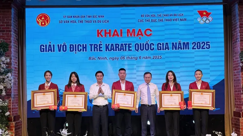 Các tuyển thủ karate Việt Nam được khen tặng Huân chương Lao động hạng Nhì. Ảnh: MINH MINH