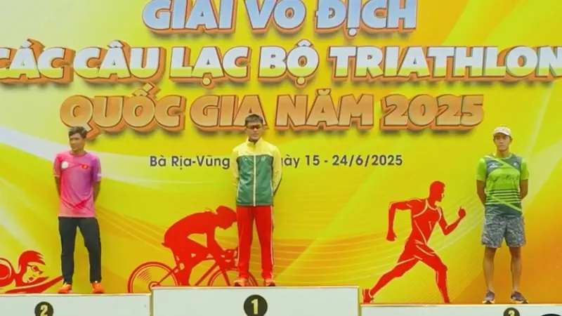 VĐV của triathlon TPHCM giành được tấm HCV đầu tiên tại giải. Ảnh: MINH MINH