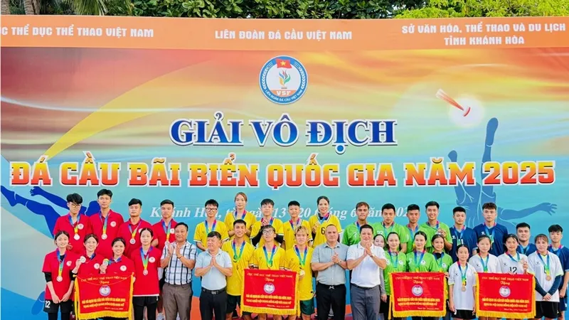 Các đội đạt kết quả cao đã nhận cờ lưu niệm của ban tổ chức. Ảnh: ĐÀO THÁI