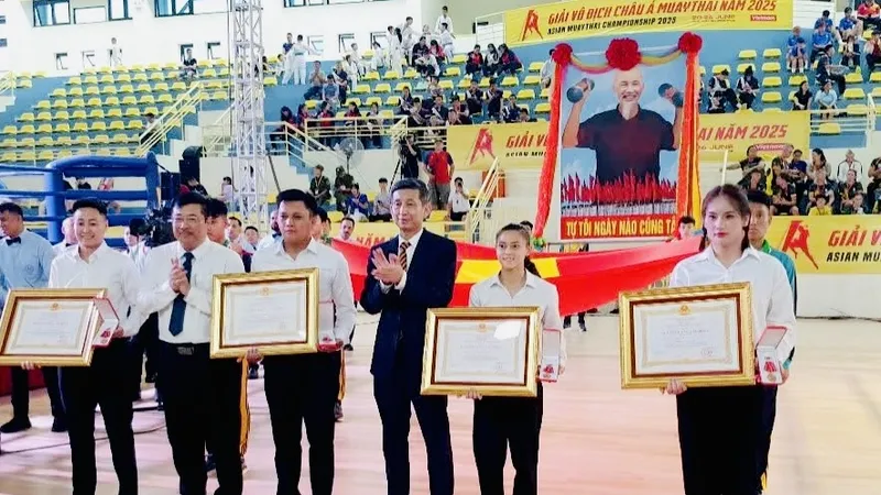 Trần Thị Ánh Tuyết (ngoài cùng bên phải) nhận Huân chương Lao động hạng Nhất trong ngày khai mạc giải muay vô địch châu Á 2025.
