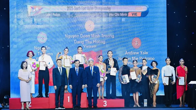 VĐV Phan Hiển, Thu Hương giành HCV cho đội dancesports Việt Nam trong giải đấu. Ảnh: KTA