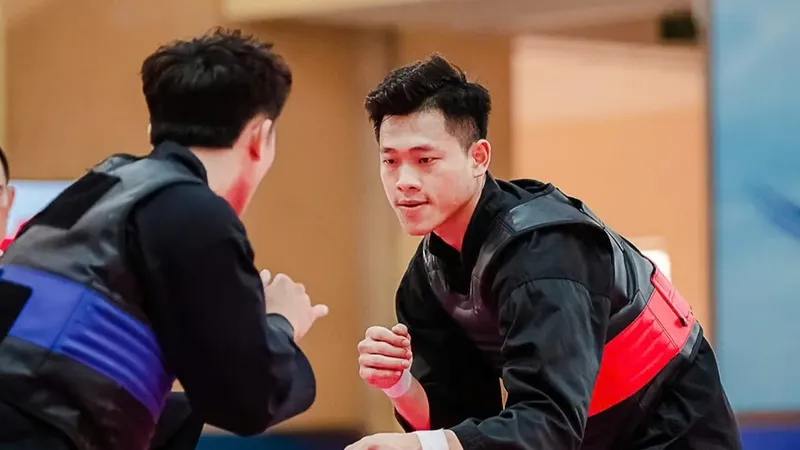 Nguyễn Tấn Sang (đỏ) là 1 trong những tuyển thủ quan trọng của đội tuyển pencak silat Việt Nam tại các giải quốc tế. Ảnh: DŨNG PHƯƠNG
