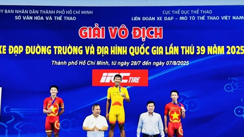 Nguyễn Tuấn Vũ giành HCV đầu tiên cho đội xe đạp đường trường TPHCM tại giải. Ảnh: CYCLINGNEWS