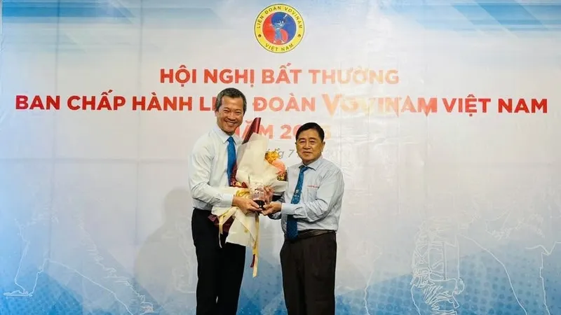 Võ sư Trần Văn Mỹ đã nhận chúc mừng từ cựu Chủ tịch Mai Hữu Tín khi được bầu là tân Chủ tịch Liên đoàn vovinam Việt Nam. Ảnh: VOVINAMVN