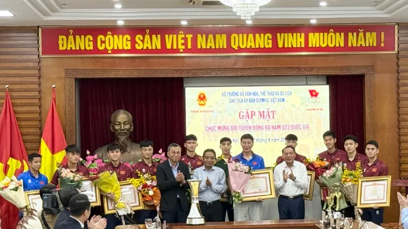 Lãnh đạo Bộ VH-TT-DL đã gặp mặt tập thể đội U23 Việt Nam sau chiến thắng tại giải U23 Đông Nam Á 2025. Ảnh: MINH MINH