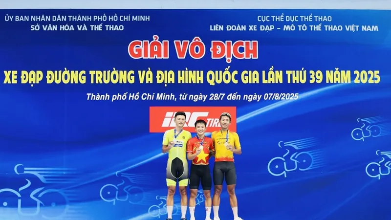 Tuấn Vũ (phải) đã giành HCĐ cho xe đạp TPHCM tại ngày tranh tài cuối nội dung đường trường của giải quốc gia 2025. Ảnh: XEDAPONLINE