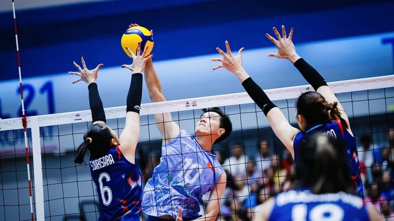 Bích Tuyền (10) và đội tuyển bóng chuyền nữ Việt Nam đứng hạng nhì tại chặng 1 giải SEA V.League 2025. Ảnh: SEAVLEAGUE