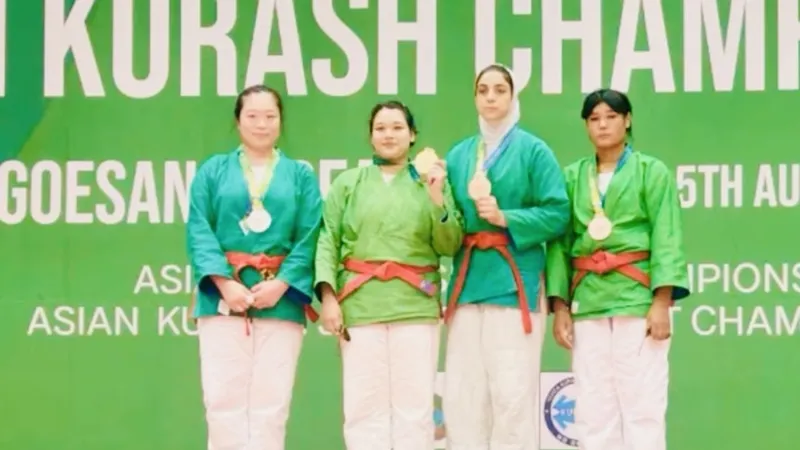 Võ sĩ Thanh Thủy (thứ 2 từ trái qua) giành thêm HCV cho kurash Việt Nam tại giải năm nay. Ảnh: TUẤN HỌC
