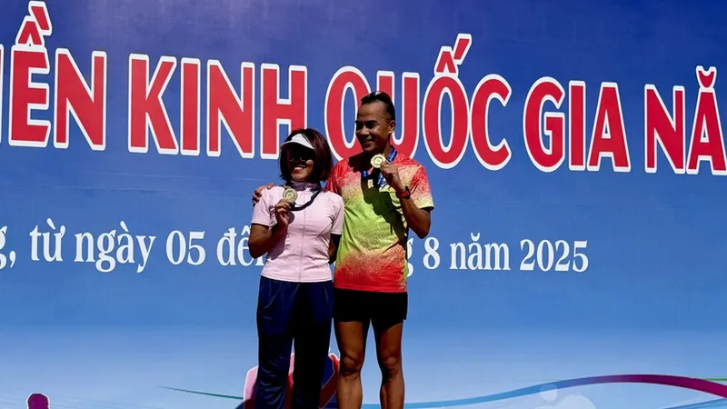 Thanh Phúc và Thành Ngưng giành HCV nội dung đi bộ 20km trong sáng thi đấu 11-8. Ảnh: MINH MINH