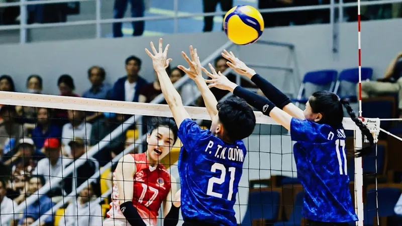Đội bóng chuyền nữ Binh chủng Thông tin (áo đỏ) vinh dự được nhận Huân chương Lao động hạng Nhì. Ảnh: DŨNG PHƯƠNG