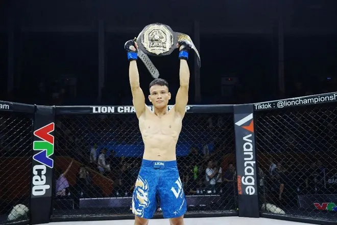 Võ sĩ Lê Văn Tuần sẽ thi đấu tranh đai 60kg nam và đứng trước cơ hội là võ sĩ MMA đầu tiên tại Việt Nam giữ đai của 2 hạng cân khác nhau. VMMAF