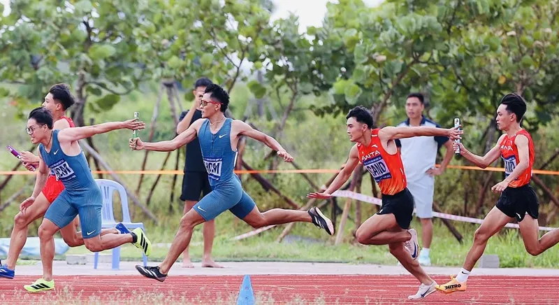 Các nội dung tiếp sức vẫn tạo được sự hấp dẫn tới người hâm mộ. Ảnh: HOÀNG TÙNG