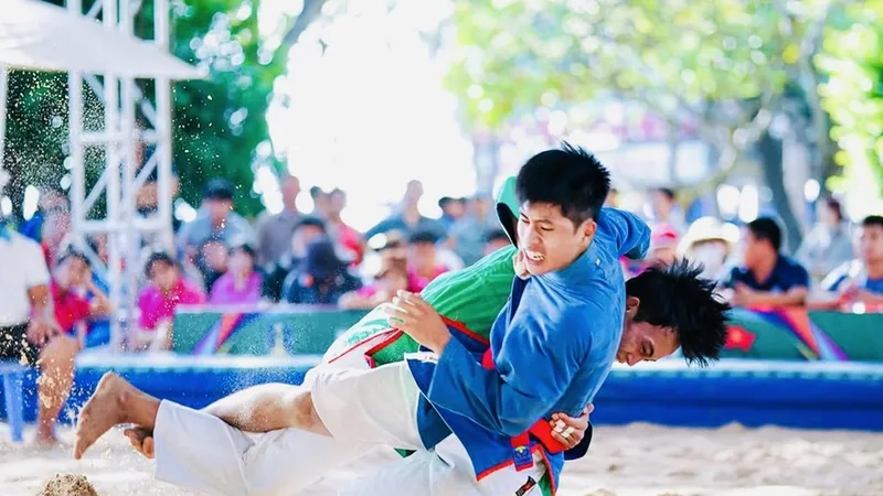 Các VĐV Việt Nam được cơ hội cọ xát, nâng cao trình độ đối với môn kurash bãi biển. Ảnh: NGUYỄN HỮU 