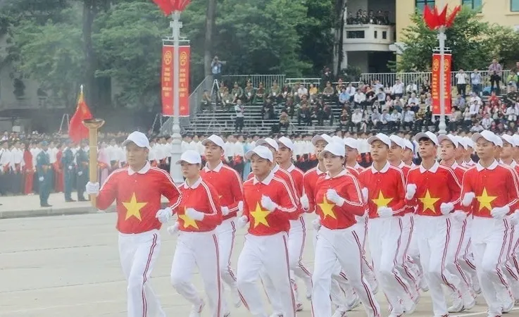 Nguyễn Thị Ngoan được tham gia làm nhiệm vụ tại khối rước đuốc. Ảnh: TTXVN