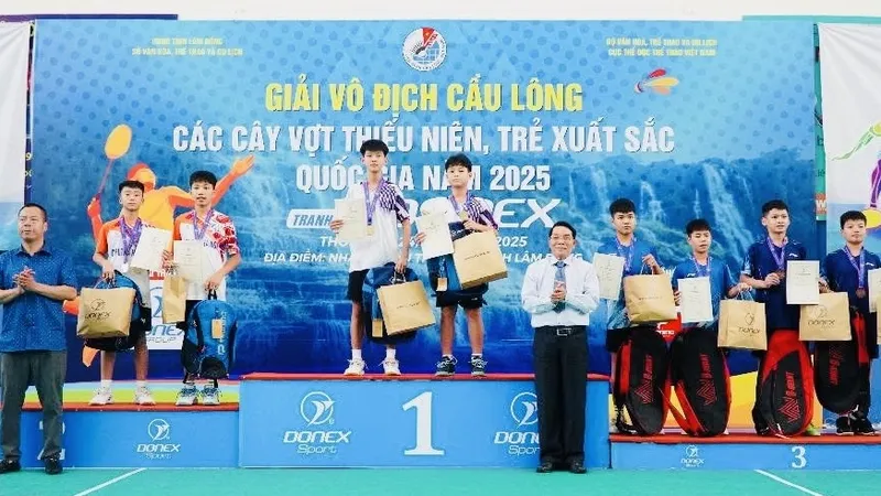 Các tay vợt có thành tích đã được trao huy chương tại giải. Ảnh: VBF