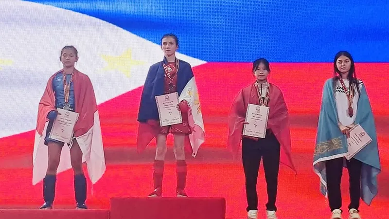 Võ sĩ Thu Thủy (thứ 2 từ phải qua) đã giành HCĐ tại giải vô địch trẻ MMA châu Á lần thứ nhất năm 2025. Ảnh: NGỌC HÒA