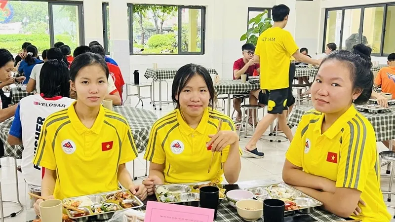 VĐV trẻ được hưởng dinh dưỡng 480 ngàn đồng/người/ngày để chuẩn bị tham dự Đại hội thể thao trẻ châu Á 2025. Ảnh: VCF