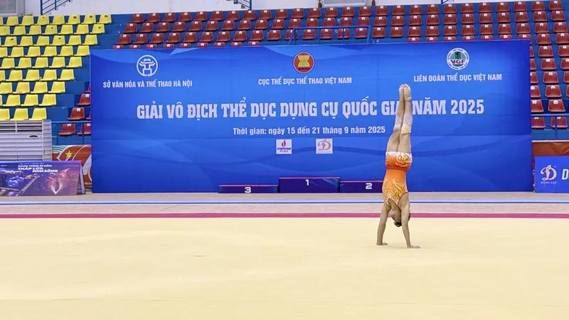VĐV thi đấu bài thể dục tự do trong ngày khai màn giải TDDC quốc gia 2025. Ảnh: MINH CHIẾN