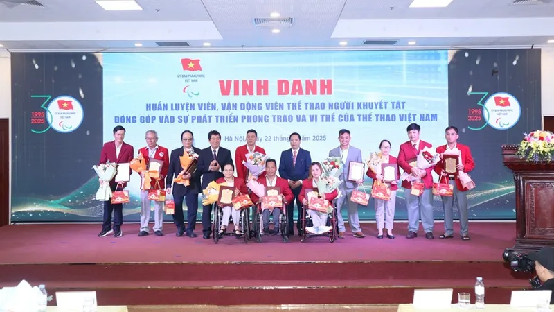 Các HLV, VĐV thể thao người khuyết tật Việt Nam tiêu biểu được vinh danh tại buổi lễ. Ảnh: LƯỢNG LƯỢNG
