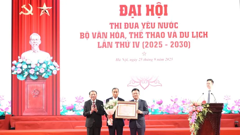 HLV Mai Đức Chung được nhận danh hiệu Anh Hùng Lao động. Ảnh: TRẦN HUẤN