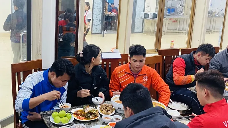 VĐV được phục vụ bữa ăn để đảm bảo dinh dưỡng tốt nhất. Ảnh: MINH CHIẾN