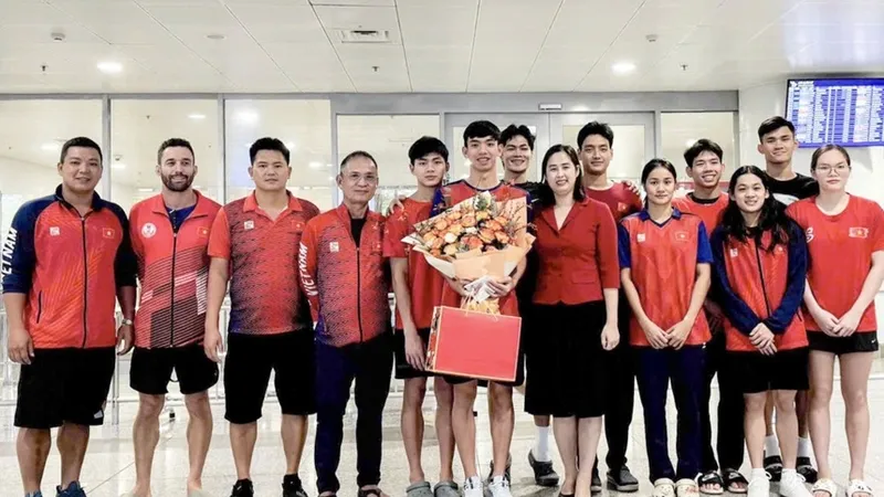 Đội tuyển bơi Việt Nam về nước sau giải vô địch châu Á 2025 tại Ấn Độ vào ngày 2-10. Ảnh: THANH HUYỀN