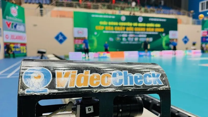 Hệ thống Video Challenge Eyes hỗ trợ tích cực cho trọng tài điều hành giải bóng chuyền vô địch quốc gia. Ảnh: DP