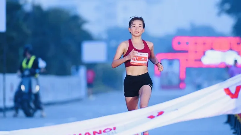 Nguyễn Thị Oanh về nhất nội dung bán marathon 21km với thời gian tốt nhất. Ảnh: THM