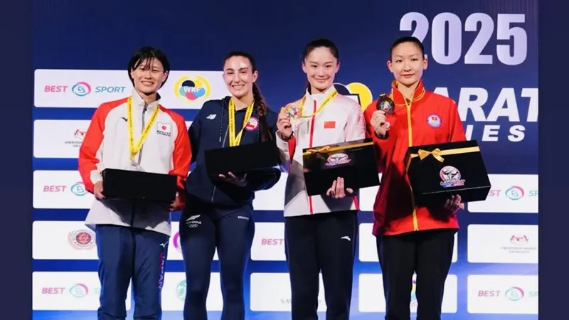 Hoàng Thị Mỹ Tâm (ngoài cùng bên phải) giành HCĐ tại giải đấu. Ảnh: AKF